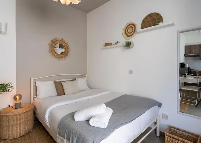 Orchid's Cozy & Balcony In Larnaca